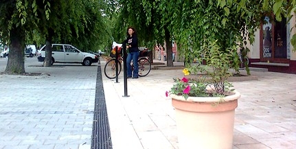 Beültetett virágtartókkal és öntöttvas oszlopokkal már kijelölt az új parkoló