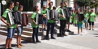 Szalagos rozmaringág és cukorka is járt a zeneszó mellé