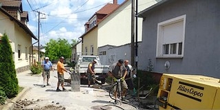 Önerős beruházás: Mohácson megkezdődött a városi utak felújítása, kátyúzása
