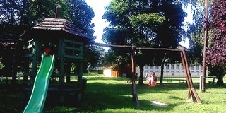 Mohács szigeti városkörzetében járdaépítés, játszótéri játékok festése az aktuális munka