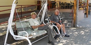 Víz, tea és ventilátorok: fokozottan figyelnek a Gólya utcai idősekre a hőségben