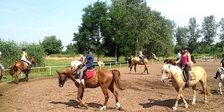 A városszéli lovarda a gyerekek paradicsoma lesz minden évszakban