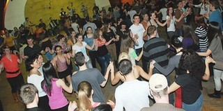 Délszláv táncház ma este a Duna Irodaház kupolatermében