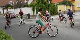 Kerékpárok és balatoni élmények tették szebbé a Perényi utcai otthon gyermekeinek nyarát