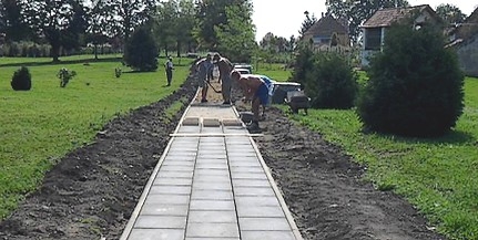 Sárháton járdalapokból építik a parkon átvezető utat