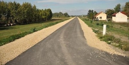 Aszfaltcsík borítja a töltést a szigeti oldalon - autóval csak engedéllyel használható Aszfaltcsík borítja a töltést a szigeti oldalon - autóval csak engedéllyel használható