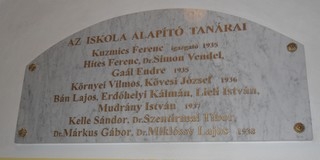 Emléktáblával tisztelegnek az alapító tanárok előtt a Kisfaludy Károly Gimnáziumban