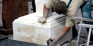 Jól halad a Mohácsán család állíttatta kőkereszt felújítása