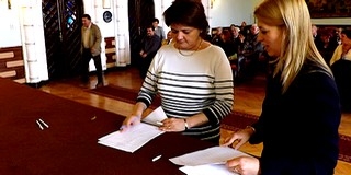 A megválasztott nemzetiségi képviselők eskütétel után átvették a megbízólevelüket