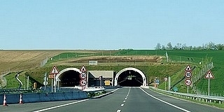 Lezárják ma este a sztrádát Véménd-Bátaszék között, az 56-os és az 57-es főutakra terelnek