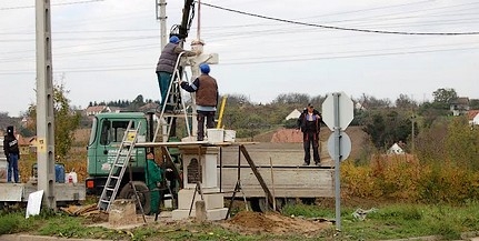 Mindenszentekre már ismét eredeti helyén áll a százéves, felújított kőkereszt