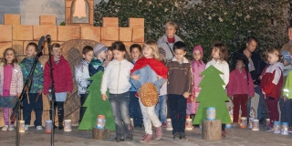 Sok száz kis lámpással és ünnepi műsorral emlékeztek Szent Mártonra Mohácson