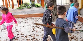 A méhecskék ügyesen takarítottak a Rókus ovi udvarán A méhecskék ügyesen takarítottak a Rókus ovi udvarán