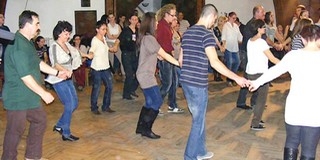 Ma délszláv táncház Mohácson a Duna Irodaház kupolatermében Ma délszláv táncház Mohácson a Duna Irodaház kupolatermében