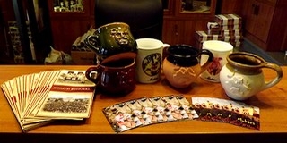 Busójárás: kézbesimuló, mázas kézműves bögrében mérik a forralt bort