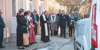Megjött az új kisbusz: Babarcon térzenével, műsorral fogadták a jármű érkezését