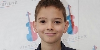 Mohácson, a Schneider iskolában is koncertezik Boros Misi az ifjú virtuózokkal