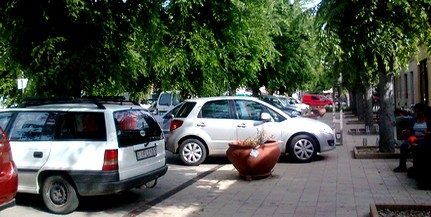 A városban parkoló autósok egy része fittyet hány a gyepre, díszburkolatra