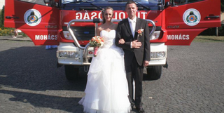 Vízsugár-alagúttal köszöntötték házasodó kollégájukat a mohácsi tűzoltók