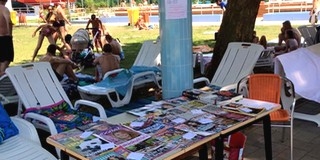 Ingyen kínálja a könyvtár az olvasnivalót a Mohácsi Uszodában