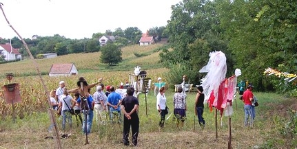 Művészek készítette madárijesztőkre „licitálhatnak Művészek készítette madárijesztőkre „licitálhatnak