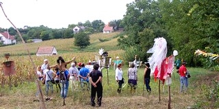 Művészek készítette madárijesztőkre „licitálhatnak