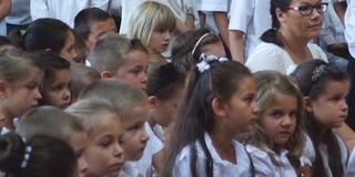 Mohácson is becsengettek - több mint kétszázan először ültek be a városban az iskolapadba