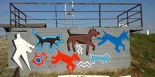 Engedéllyel készült graffiti a zsilipkamra betonfalára