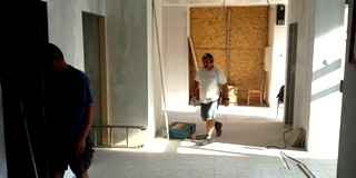 Részben megújul a rendelőintézet, ezúttal a főbejáratot és a vizesblokkokat építik át
