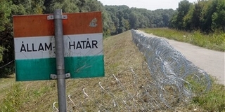 Mohácson nyugalom van, a migránsok áradata elkerüli a várost - épül a határzár