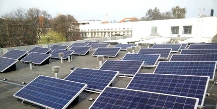 Elektromos áramot termelő napelemek százai borítják Mohácson a kórház tetőzetét