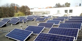 Elektromos áramot termelő napelemek százai borítják Mohácson a kórház tetőzetét