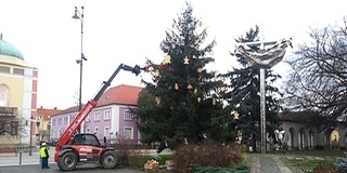 Csütörtök este kigyúltak a karácsonyi fények a fenyőfán, Mohács főterén és utcáiban is