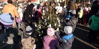 Adventi szeretetnap fenyőfadíszítéssel, ruha- és ételosztással a város főterén