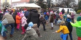 Szeretetnap: a főtéren ágyúból repültek a szaloncukrok, majd belengték a finom illatok
