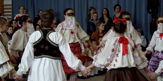 Hivatalosan is elkezdődött a busójárás: már javában itt a farsang, áll a bál