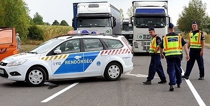 Csokinyulat és illatosítót kapnak a szabályosan közlekedők a rendőröktől a hosszú hétvégén Csokinyulat és illatosítót kapnak a szabályosan közlekedők a rendőröktől a hosszú hétvégén