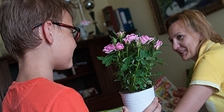 Anyák napja: eljutni végül valahogy öltől ölig - siess, amíg van hova