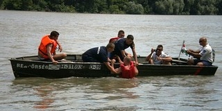 A Dunán gyakorlatoztak a tűzoltók és vízirendőrök