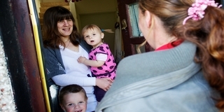 Egy jó beszélgetéssel is segíthetik a mohácsi önkéntesek a megfáradt szülőket otthonaikban