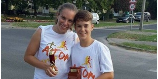 Megnyerte a saját versenyét, majd eltérített öccse helyett is befutott a célba