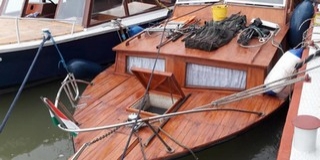 Betört a víz, s majdnem elsüllyedt egy kishajó a Dunán Mohácsnál a Sokac-révnél