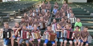 Ingyenes harmonikaoktatásra várják a fiatalokat a Német Házban