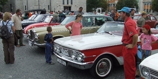 Veterán gépjárműveket csodálhatunk a Széchenyi téren