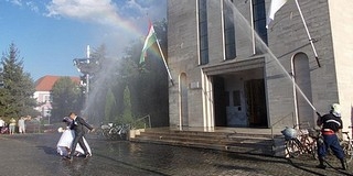 Így nősülnek az igazi tűzoltók: vízsugárral köszöntötték a párt a Széchenyi téren