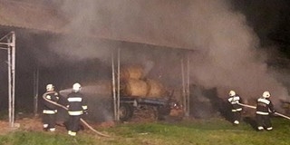 Több száz bála és egy pótkocsi lángolt Lippón Több száz bála és egy pótkocsi lángolt Lippón