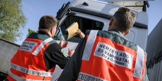 Gyanús volt, hogy nem megy a kottaolvasás, lebukott a szeszcsempész