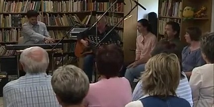 A Mak(k)usztik együttes zenél a könyvtárban