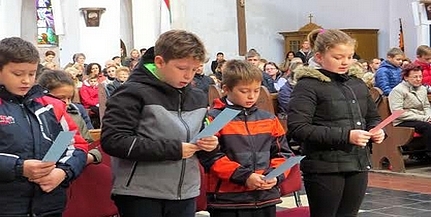 Szentmisén mutatták be az elsőáldozásra készülő száz mohácsi gyermeket Szentmisén mutatták be az elsőáldozásra készülő száz mohácsi gyermeket