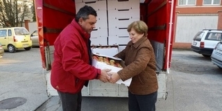 Mohácsra, Lánycsókra és Bólyba is szállított almát a Katolikus Karitász